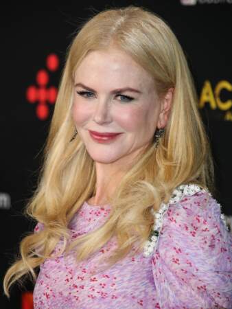 Les cheveux blonds très longs de Nicole Kidman. 