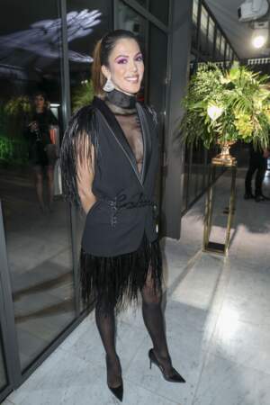 Iris, en robe smocking à plumes sJean Paul Gaultier, lors du dîner de la mode du Sidaction, le 24 janvier 2019