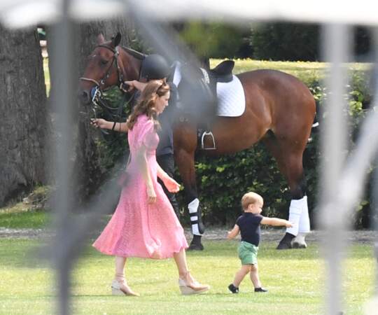 Le prince Louis gambade sous les yeux protecteurs de sa mère Kate Middleton 