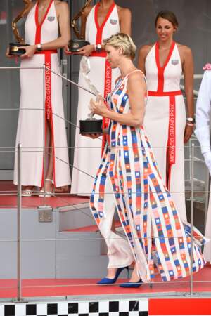 La princesse Charlène de Monaco, radieuse en robe longue signée Akris
