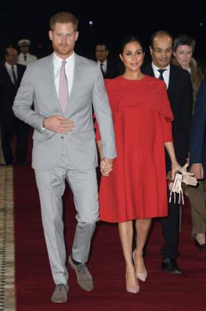 Le prince Harry et Meghan Markle main dans la main pour leur arrivée à Casablanca le 23 février 2019.