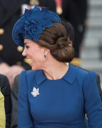 Kate Middleton voyage officiel au Canada en tailleur bleu signé Jenny Packham