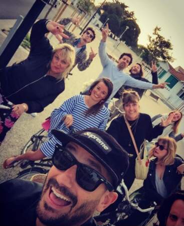 Valérie Damidot, Daphné Bürki et leur amis se baladent en vélo sur l'île de Ré