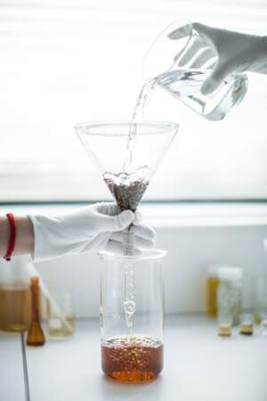Après un long procédé technique, on obtient un extrait de thé sous forme liquide et cosmétique.