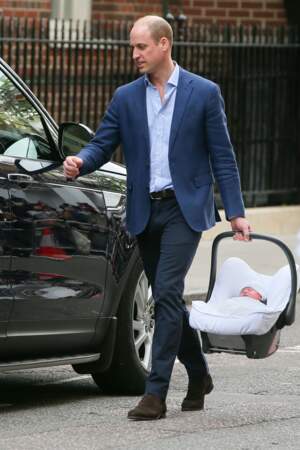 Le Prince William heureux avec son dernier fils Louis