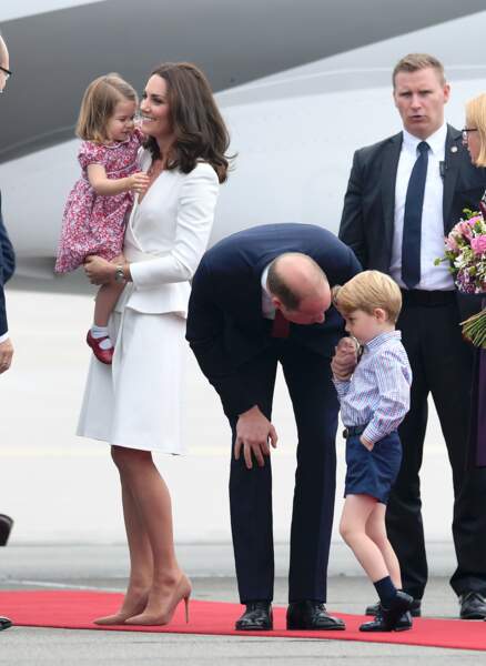 la famille royale au complet et Kate, tout en blanc, vraiment sublime