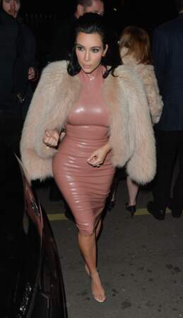 La robe moulante latex par Kim Kardashian (février 2015)