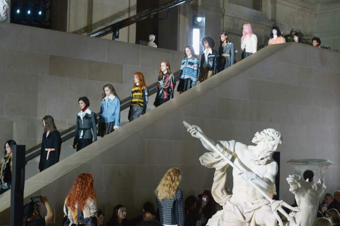 Quoi de mieux que le Louvre pour présenter la femme voyageuse de Louis Vuitton ?