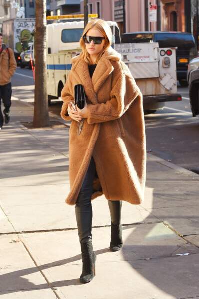 Rosie Huntington-Whiteley porte le manteau iconique Teddy Bear de Max Mara à New York, le 7 décembre 2017