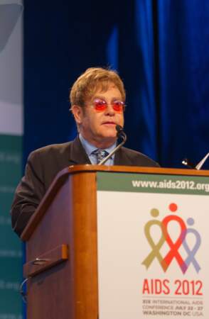 Elton John est impliqué dans la lutte contre le sida et pour les droits des communautés LGBT