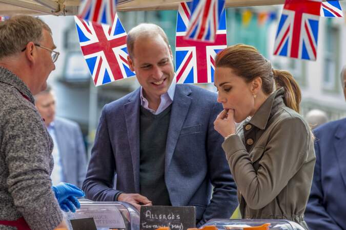 Kate Middleton goûte volontiers aux produits locaux à Cumbria le 11 juin 2019.