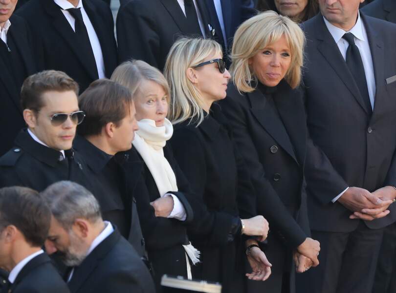 Ulla Aznavour et ses enfants Nicolas, Mischa et Katia ainsi que Brigitte Macron lors de l'hommage national 