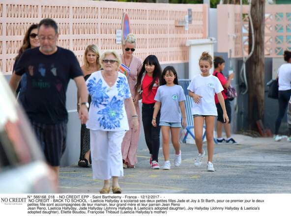La famille Hallyday devant l'école de Jade et Joy : Jean Reno leur parrain était à leurs côtés