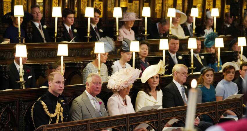 Kate Middleton porte une tenue blanche qui tire vers le jaune