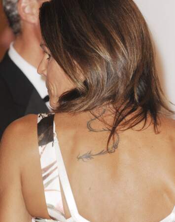 Stéphanie de Monaco et sa robe à bretelles, qui laisse apparaître son tatouage serpent