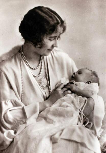La future Reine Elisabeth dans les bras de sa mère