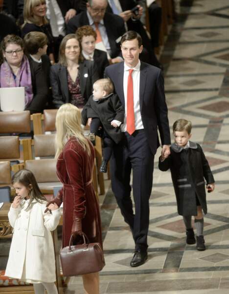 Ivanka Trump, son mari et ses enfants, encore tous de rouge, noir et blanc vêtus à Washington
