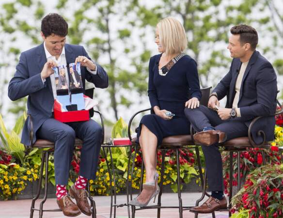 Justin Trudeau reçoit des chaussettes des présentateurs Kelly Ripa et Ryan Seacrest le 5 juin 2017