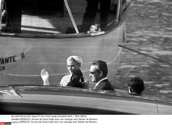 Le 12 avril 1956, Grace Kelly arrive sur le Rocher, en bateau. Tirs de canons et pluie d'oeillets l'acceuillent