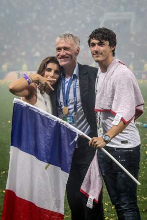 Didier Deschamps, heureux, dans les bras de sa femme Claude et de leur fils Dylan après la victoire des Bleus
