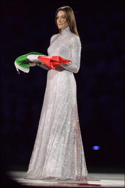 En robe longue scintillante Giorgio Armani lors de la cérémonie d'ouverture des JO de Turin en 2006