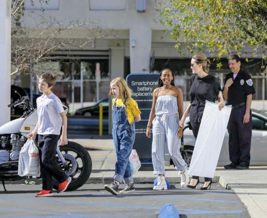 Angelina Jolie et ses enfants Zahara, Knox et Vivienne sortent d'un restaurant japonais à Hollywood.