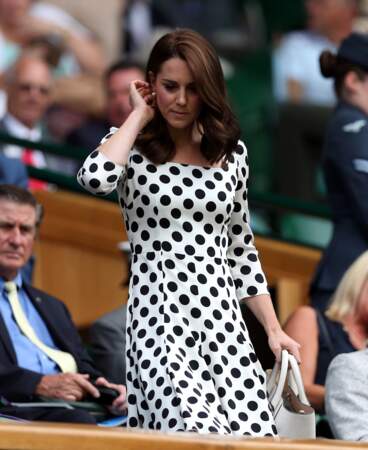 La Duchesse de Cambridge apparue les cheveux plus courts dans une robe Dolce & Gabbana à Wimbledon