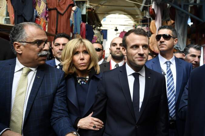 Brigitte et Emmanuel Macron dans les rues de Tunis