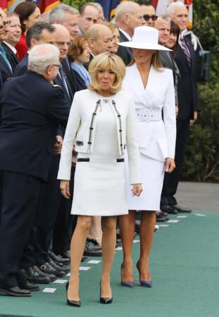 Brigitte Macron en tailleur blanc signé Louis Vuitton et Melania Trump en Michael Kors
