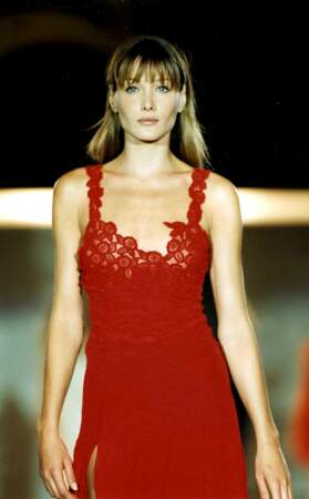 Carla Bruni et ses cheveux longs châtain clair et sa frange effilée, à la Fashion Week de New York en 1993