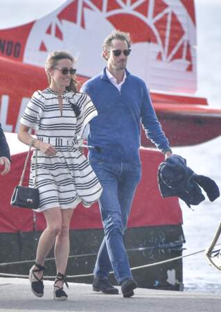 Pippa MIddleton en robe Kate Spade pour partir en voyage de noces avec son mari James Matthews en mai 2017