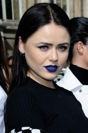 Kristina Bazan impose une jolie bouche mate avec un rouge à lèvres bleu Klein