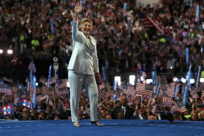 Hillary Clinton la candidate à la présidentielle, toujours en tailleur 