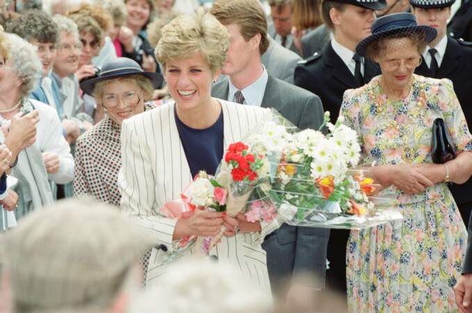 Lady Diana, en blazer blanc à rayures, lors d'une visite à Sheffield le 16 juillet 1991