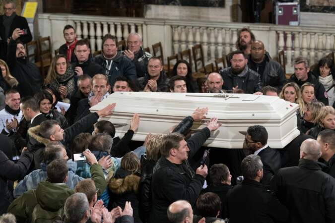 Le cercueil blanc de Johnny Hallyday caressé par tous les proches 