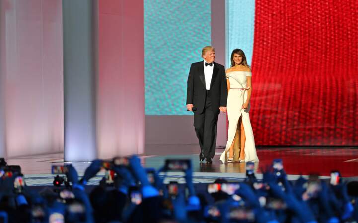 Melania Trump en robe à épaules dénudées Hervé Pierre, lors du bal d'investiture, le 20 janvier 2017