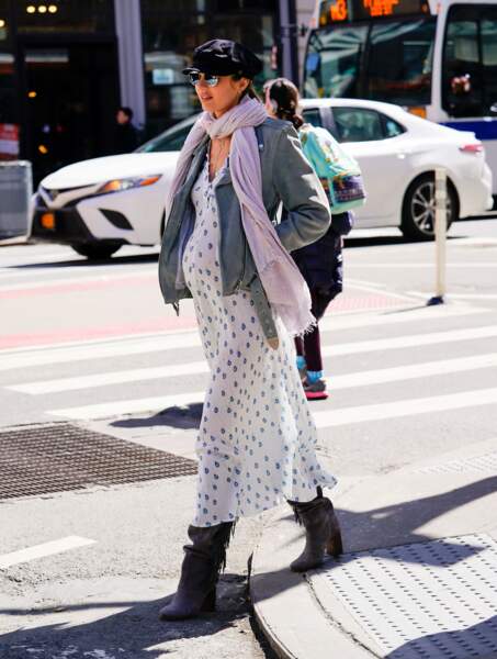 Candice Swanepoel radieuse en robe longue imprimée, dans les rues de New York le 23 mars 2018
