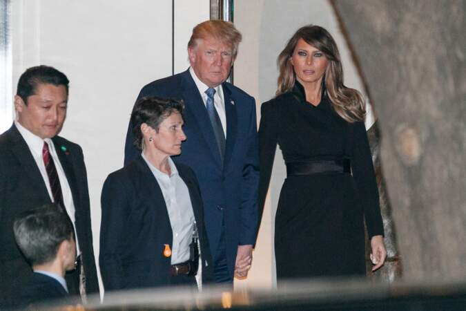 Brushing de star et robe de cocktail noire pour Melania Trump