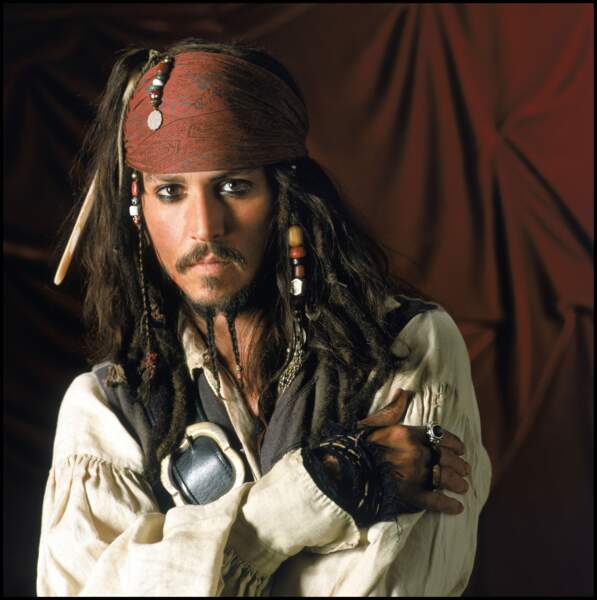Dans le rôle du capitaine Jack Sparrow dans "Pirates des Caraïbes : La Malédiction du Black Pearl'' (2003)