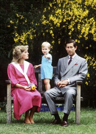 Le prince Charles et la princesse Diana avec William, dans le jardin de Kensington Palace en 1984