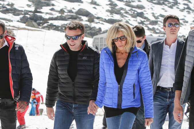 Doudoune et lunettes de soleil, le couple Macron en campagne à la montage