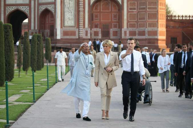 Brigitte et Emmanuel Macron visitent le Taj Mahal, en Inde, le 11 mars 2018