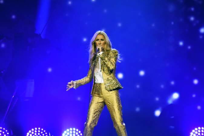 Céline Dion en jaune strassé lors de son concert en Australie