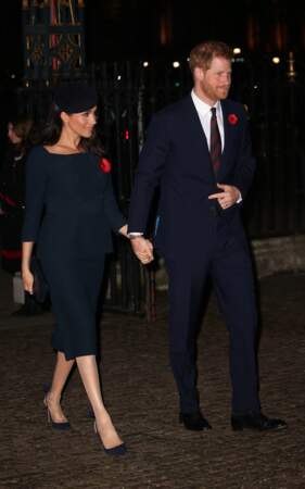 Meghan Markle a fait de l'escarpin sa signature de style comme ici avec le Prince Harry dans des tenues bleu nuit.