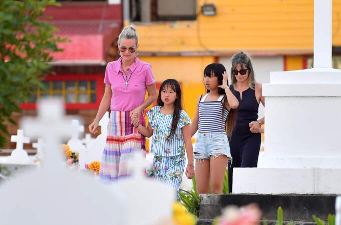 Laeticia Hallyday et ses filles Jade et Joy de retour sur la tombe de Johnny à Saint-Bart, le 17 avril 2018