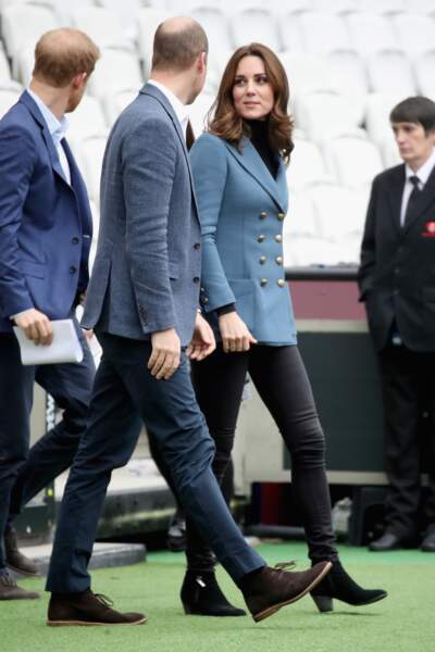 Kate Middleton, William d'Angleterre et Harry d'Angleterre marchent d'un même pas