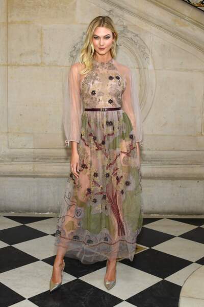 Karlie Kloss porte une robe Haute Couture Dior pour le défilé printemps été 2019.