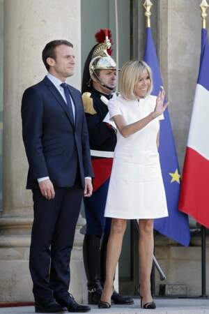 Brigitte Macron sublime en Courrèges, sur le perron de l'Élysée