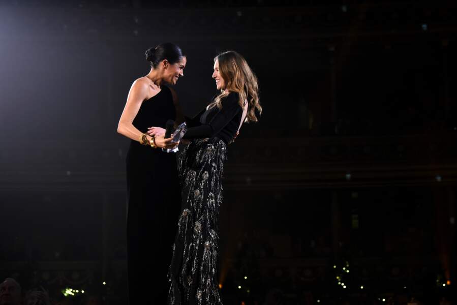 Clare Waight Keller de Givenchy embrasse son amie Meghan Markle, enceinte, vêtues de Givenchy !