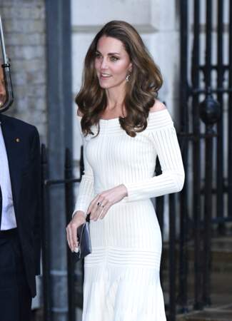 Kate Middleton radieuse dans une robe aux épaules dénudées à Londres, le 12 juin 2019